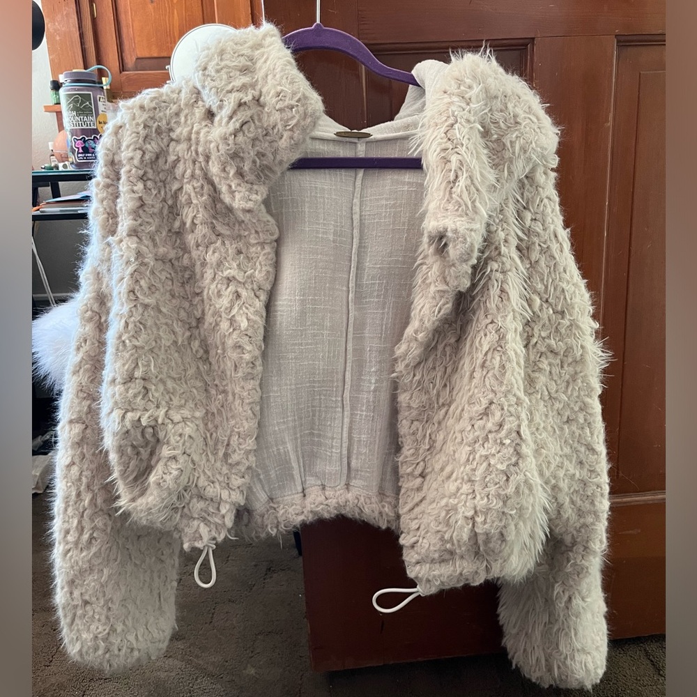 Super soft fuzzy FREE PEOPLE oversized cropped jacket!!